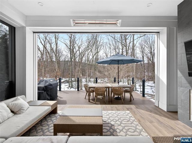 37 Spring Wolf Trail, Franklin Lakes, NJ 07417