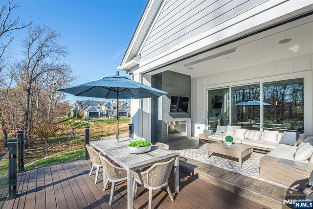 37 Spring Wolf Trail, Franklin Lakes, NJ 07417