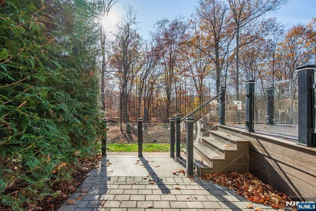 37 Spring Wolf Trail, Franklin Lakes, NJ 07417