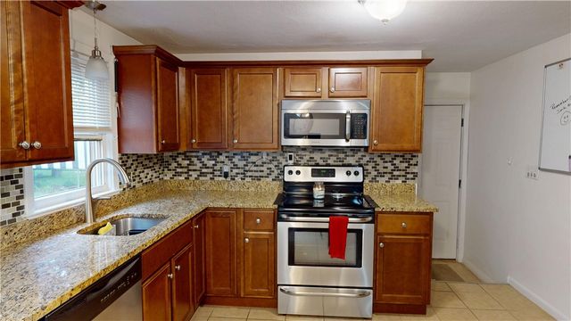 27 amherst Road, Warwick, RI 02889