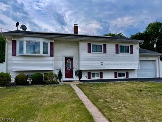 101 Lee Dr, Middlesex Boro, NJ 08846