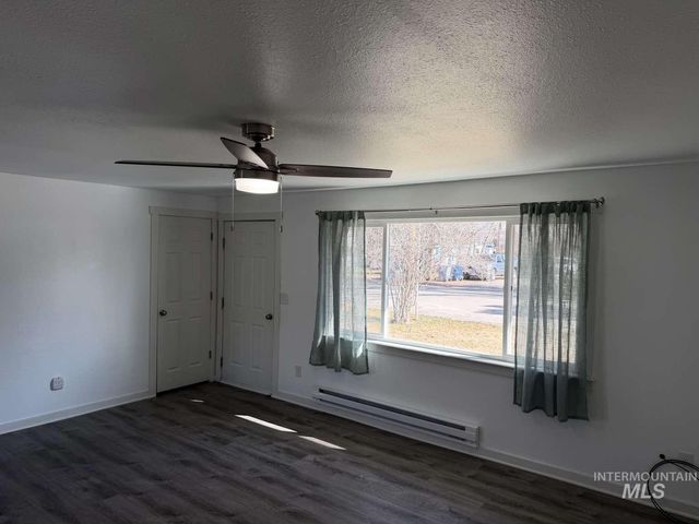 211 Jasper Ave, Middleton, ID 83644