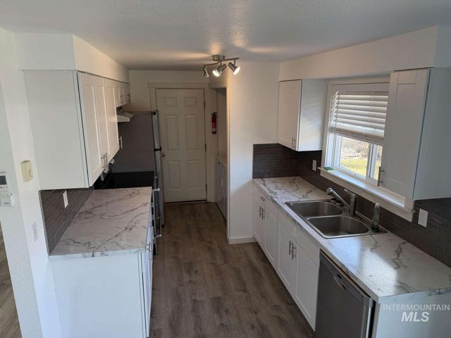 211 Jasper Ave, Middleton, ID 83644