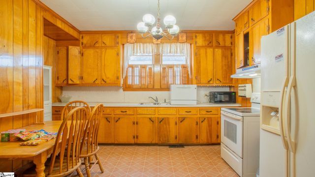 4 W Fleming Street, Ware Shoals, SC 29692