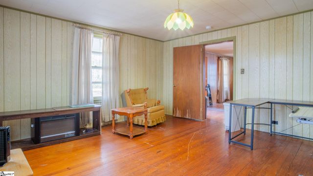 4 W Fleming Street, Ware Shoals, SC 29692