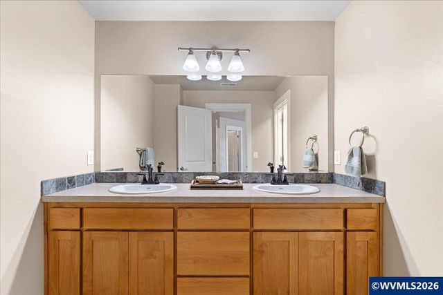 1700 Webb Lake Dr NE, Silverton, OR 97381