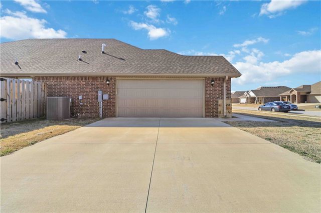 2401 Armstrong Lane, Pea Ridge, AR 72751