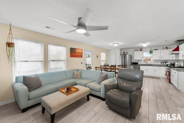 106 14TH Avenue, De Witt, IA 52742