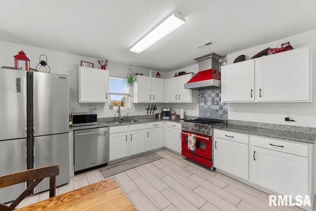 106 14TH Avenue, De Witt, IA 52742