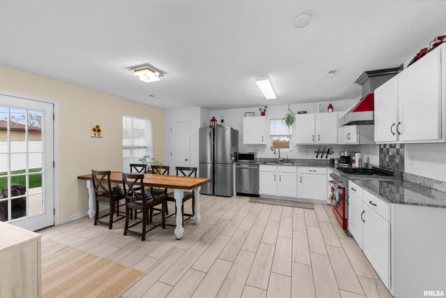 106 14TH Avenue, De Witt, IA 52742