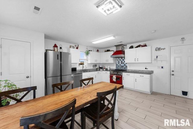 106 14TH Avenue, De Witt, IA 52742