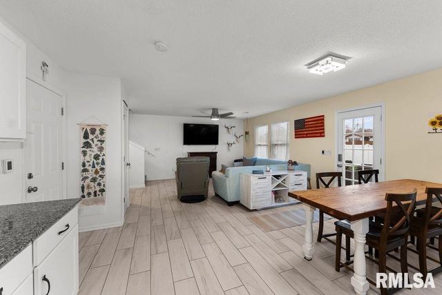 106 14TH Avenue, De Witt, IA 52742