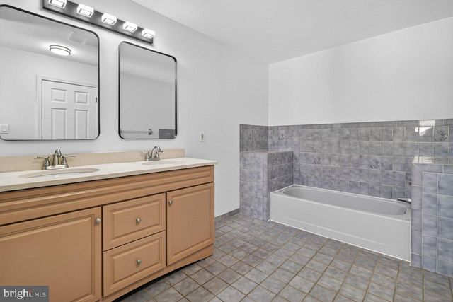 5 WELLESLEY CT, Princeton Junction, NJ 08550