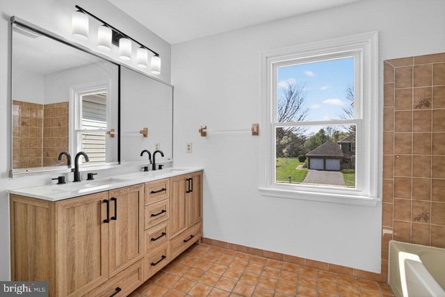 5 WELLESLEY CT, Princeton Junction, NJ 08550