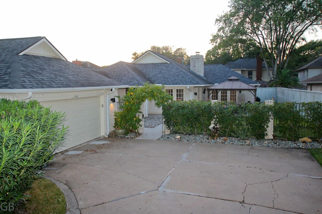 214 W Sutton Square, Stafford, TX 77477