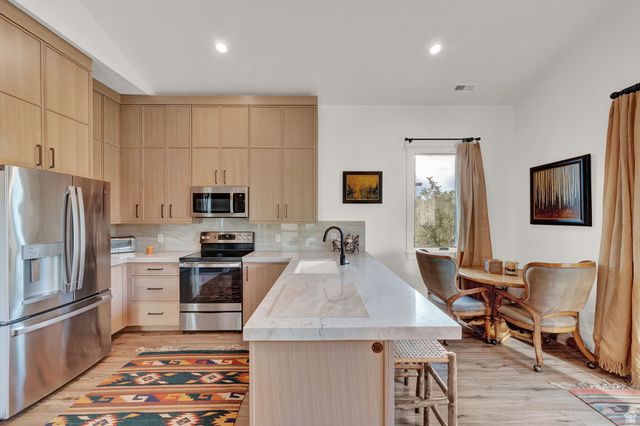 8122 S WILLOW CV, Cottonwood Heights, UT 84093