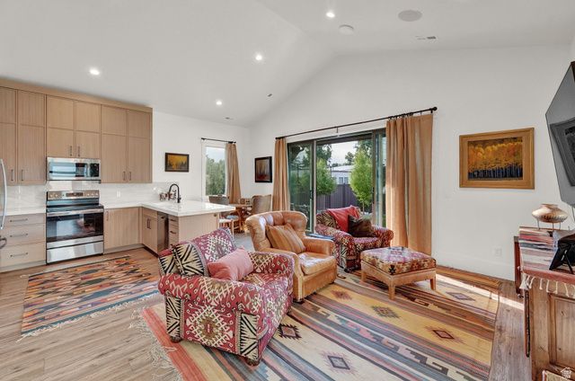 8122 S WILLOW CV, Cottonwood Heights, UT 84093