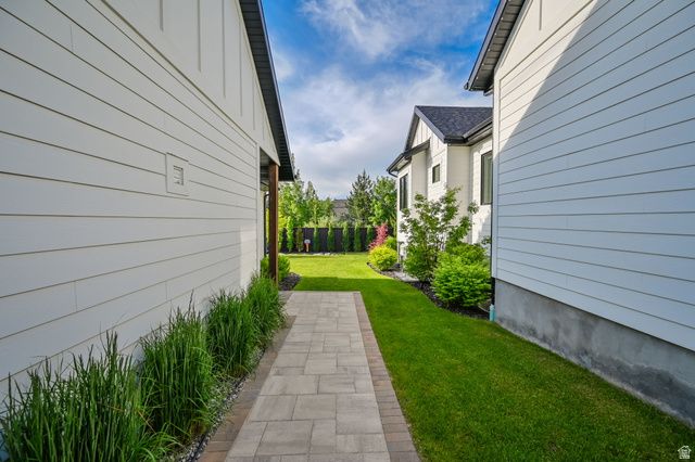 8122 S WILLOW CV, Cottonwood Heights, UT 84093