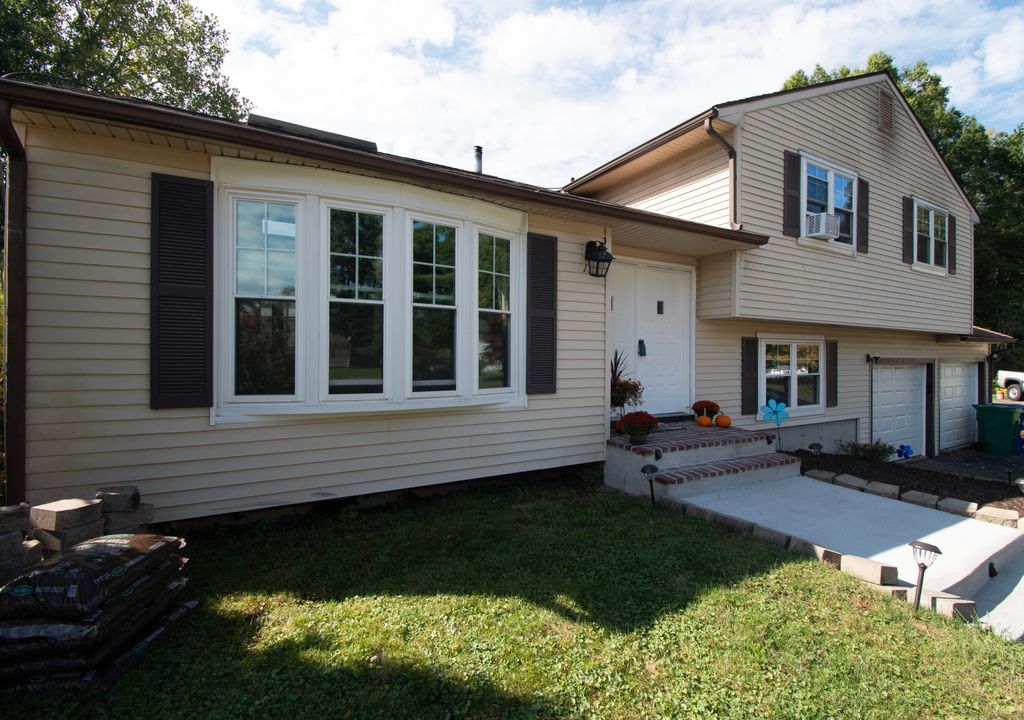 13 White Birch Circle, Bloomfield, CT 06002