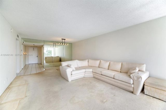 605 Oaks Drive 607, Pompano Beach, FL 33069