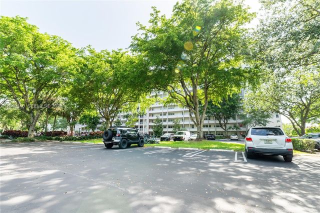 605 Oaks Drive 607, Pompano Beach, FL 33069