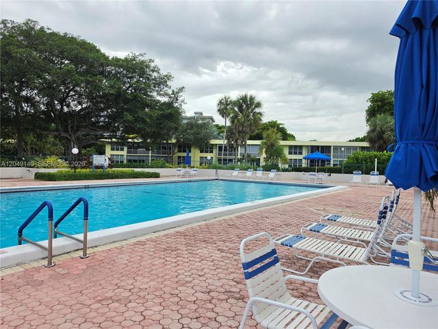 605 Oaks Drive 607, Pompano Beach, FL 33069