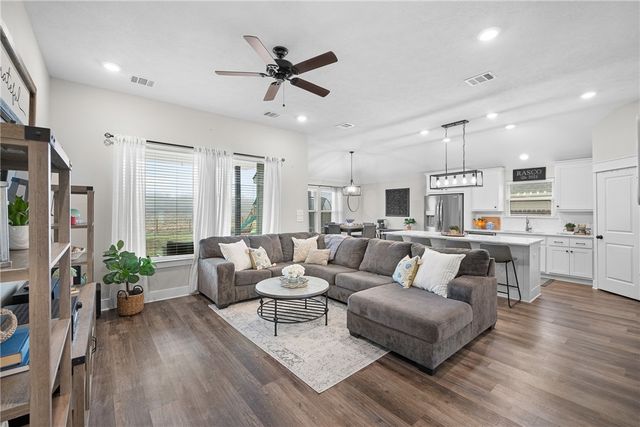 221 Brazos Bend, Snook, TX 77878