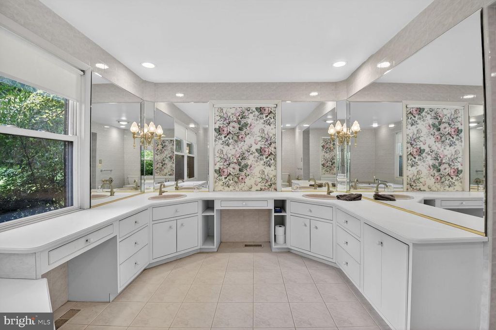 Image 14 of property listing at 13004 CHESTNUT OAK DR, Gaithersburg, MD 20878