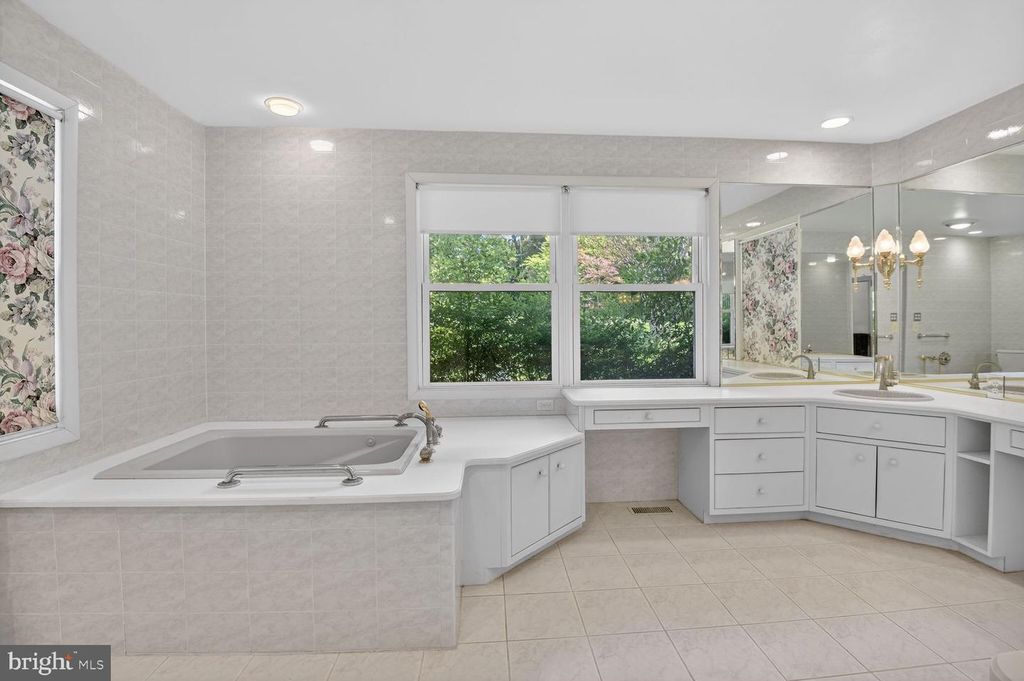 Image 15 of property listing at 13004 CHESTNUT OAK DR, Gaithersburg, MD 20878