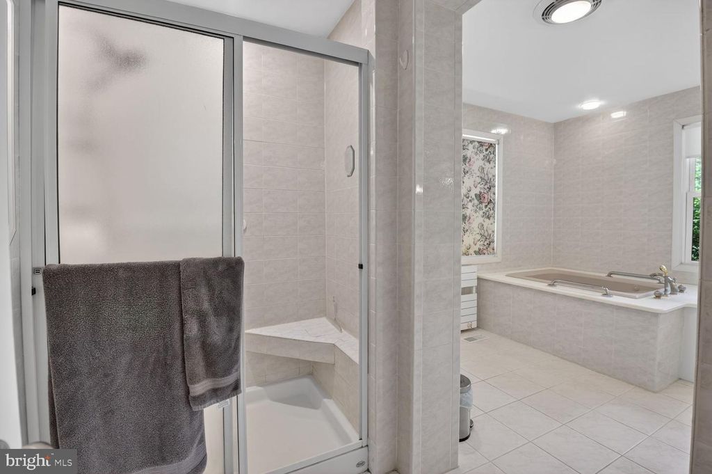 Image 16 of property listing at 13004 CHESTNUT OAK DR, Gaithersburg, MD 20878