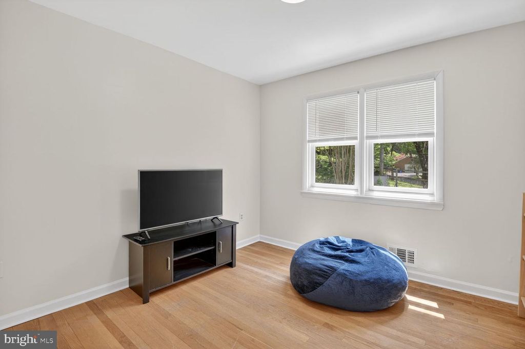 Image 19 of property listing at 13004 CHESTNUT OAK DR, Gaithersburg, MD 20878