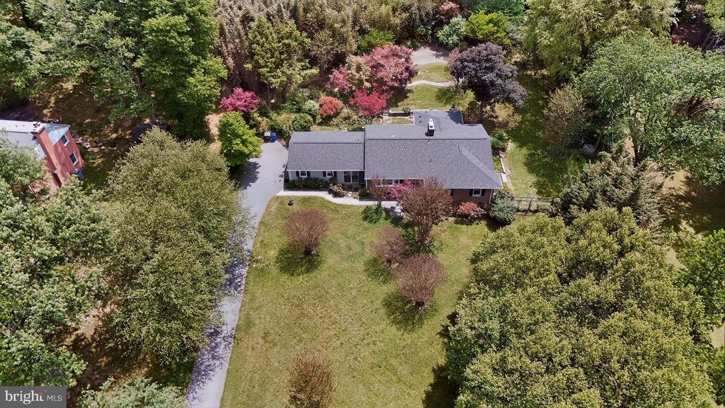Image 2 of property listing at 13004 CHESTNUT OAK DR, Gaithersburg, MD 20878
