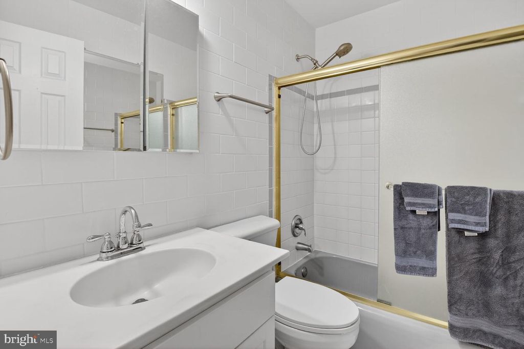 Image 20 of property listing at 13004 CHESTNUT OAK DR, Gaithersburg, MD 20878