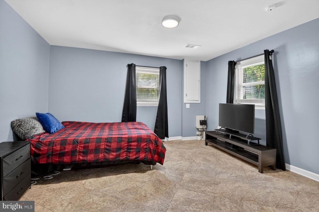 Image 23 of property listing at 13004 CHESTNUT OAK DR, Gaithersburg, MD 20878