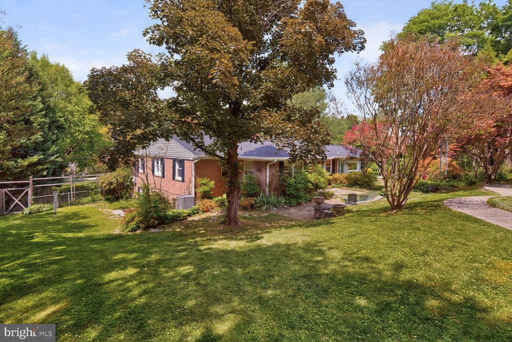 Image 29 of property listing at 13004 CHESTNUT OAK DR, Gaithersburg, MD 20878