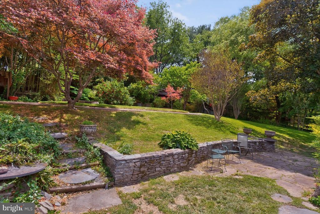 Image 3 of property listing at 13004 CHESTNUT OAK DR, Gaithersburg, MD 20878