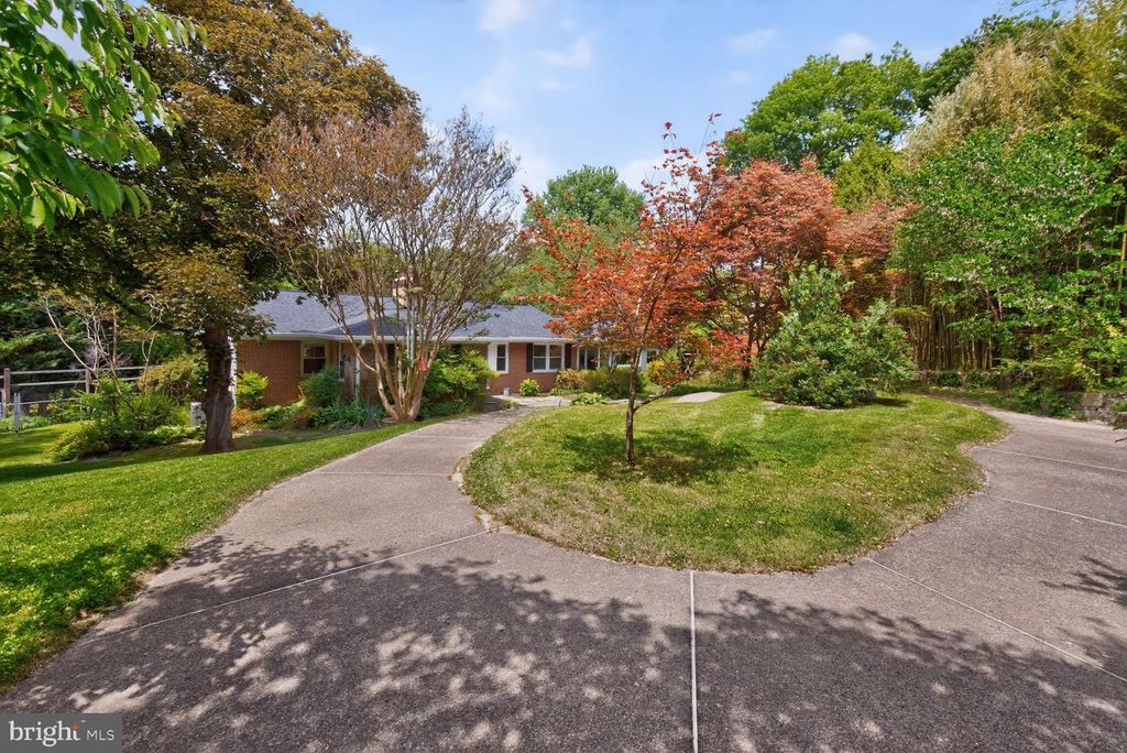 Image 30 of property listing at 13004 CHESTNUT OAK DR, Gaithersburg, MD 20878