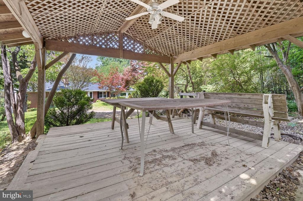 Image 31 of property listing at 13004 CHESTNUT OAK DR, Gaithersburg, MD 20878