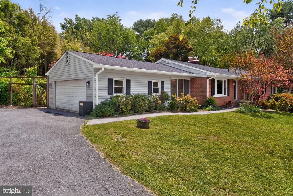 Image 32 of property listing at 13004 CHESTNUT OAK DR, Gaithersburg, MD 20878
