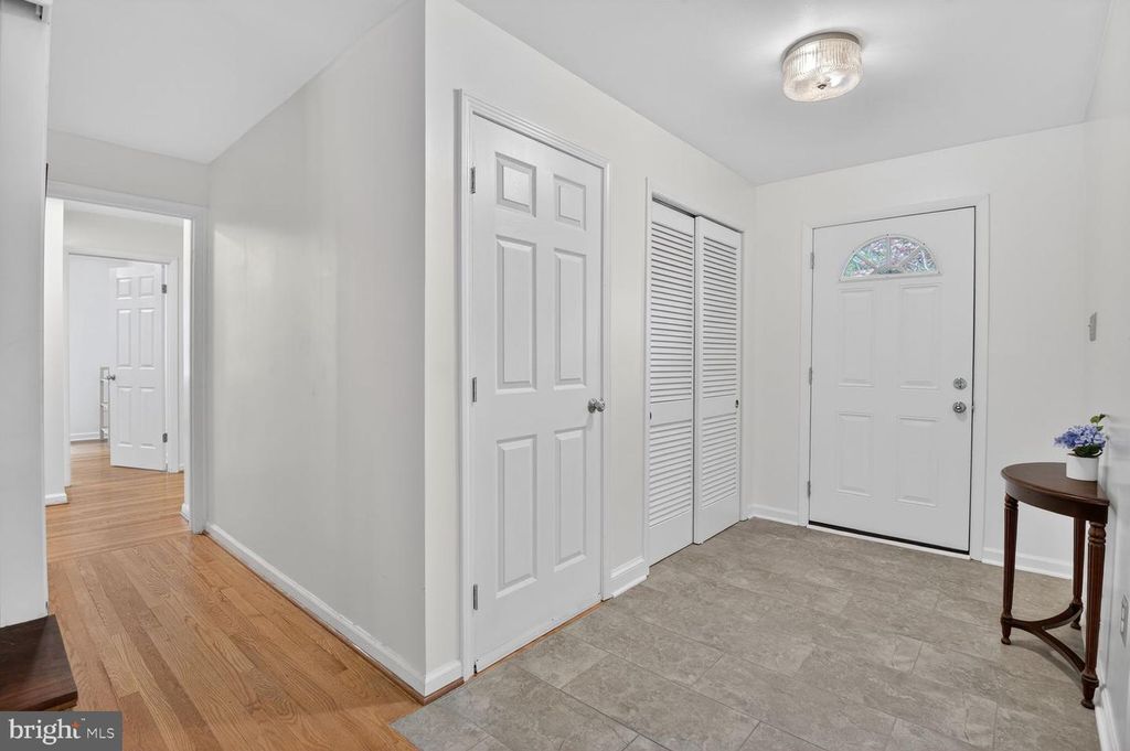 Image 5 of property listing at 13004 CHESTNUT OAK DR, Gaithersburg, MD 20878