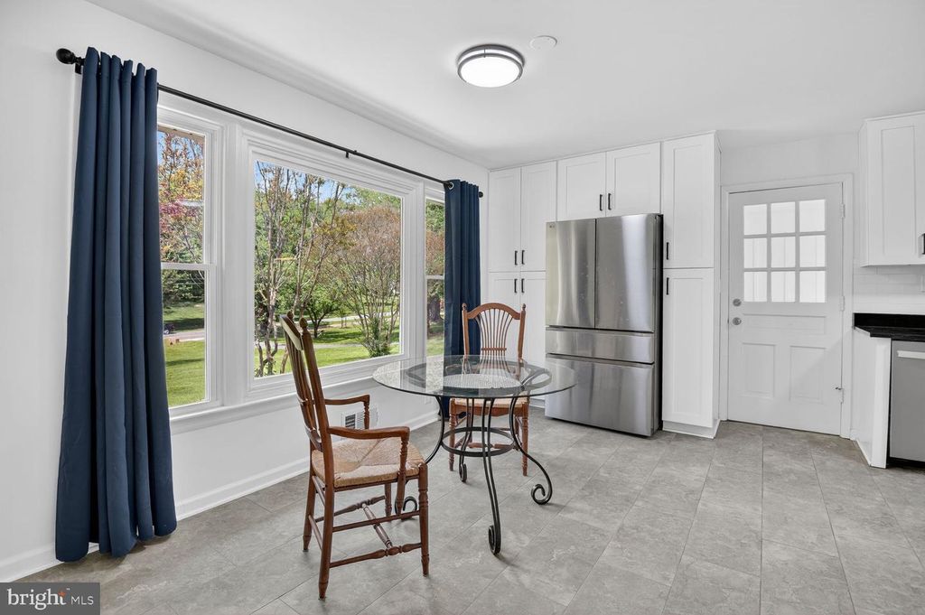 Image 6 of property listing at 13004 CHESTNUT OAK DR, Gaithersburg, MD 20878