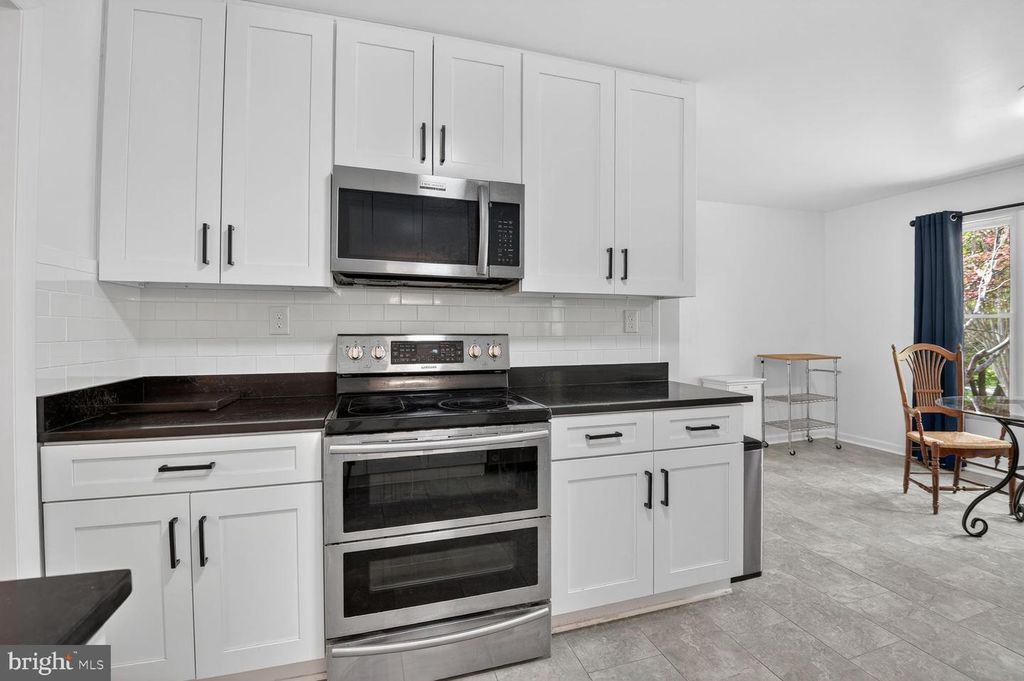 Image 7 of property listing at 13004 CHESTNUT OAK DR, Gaithersburg, MD 20878