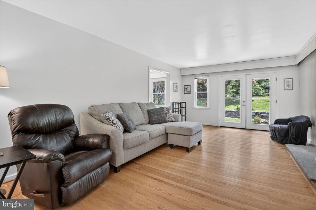 Image 9 of property listing at 13004 CHESTNUT OAK DR, Gaithersburg, MD 20878