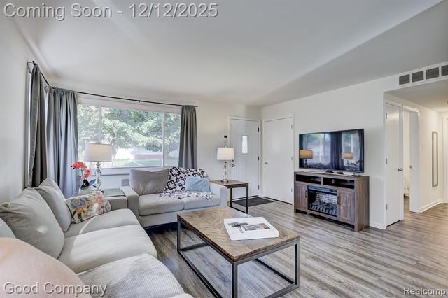 21900 Eastwood Street, Oak Park, MI 48237