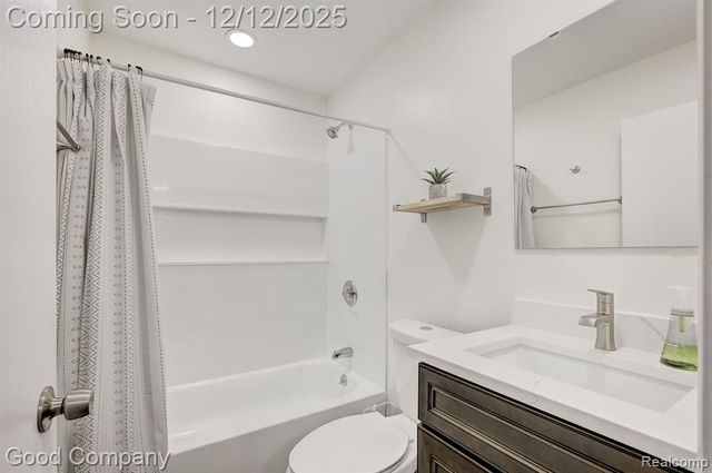 21900 Eastwood Street, Oak Park, MI 48237