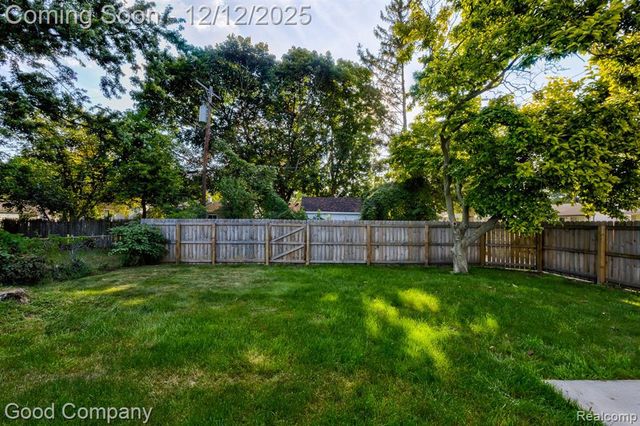 21900 Eastwood Street, Oak Park, MI 48237