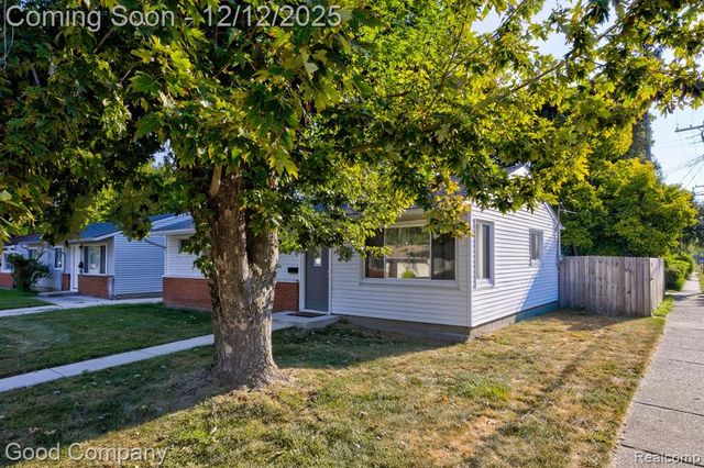 21900 Eastwood Street, Oak Park, MI 48237