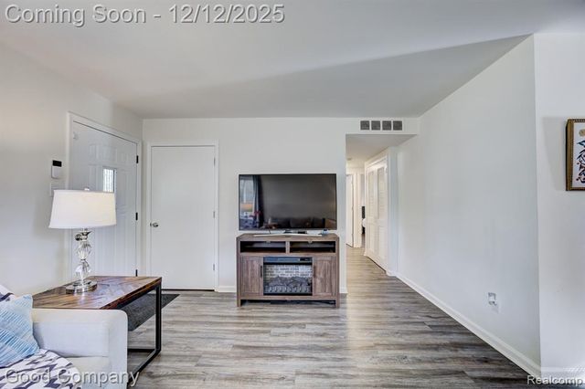 21900 Eastwood Street, Oak Park, MI 48237