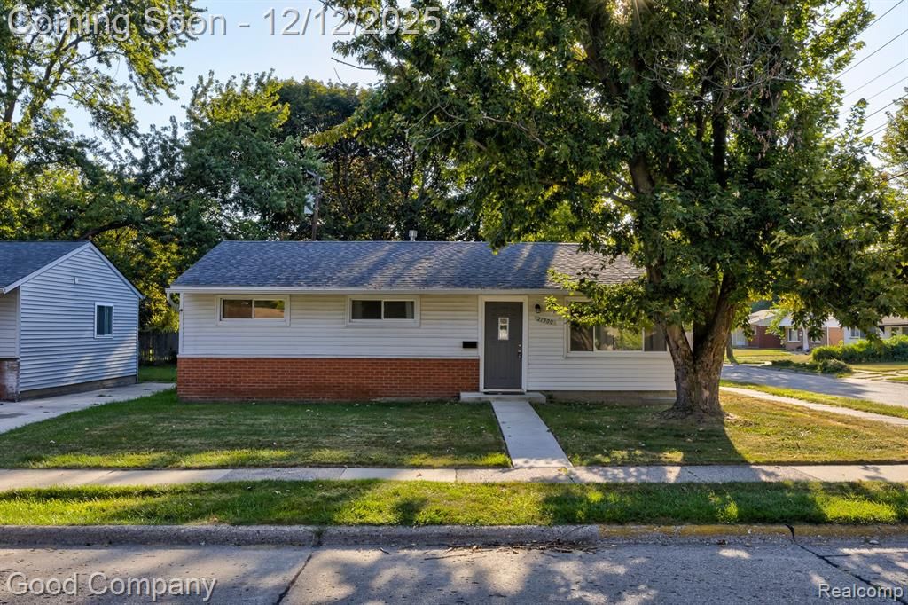21900 Eastwood Street, Oak Park, MI 48237