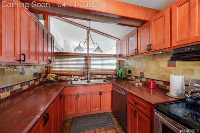 32998 Biddestone Lane, Farmington Hills, MI 48334